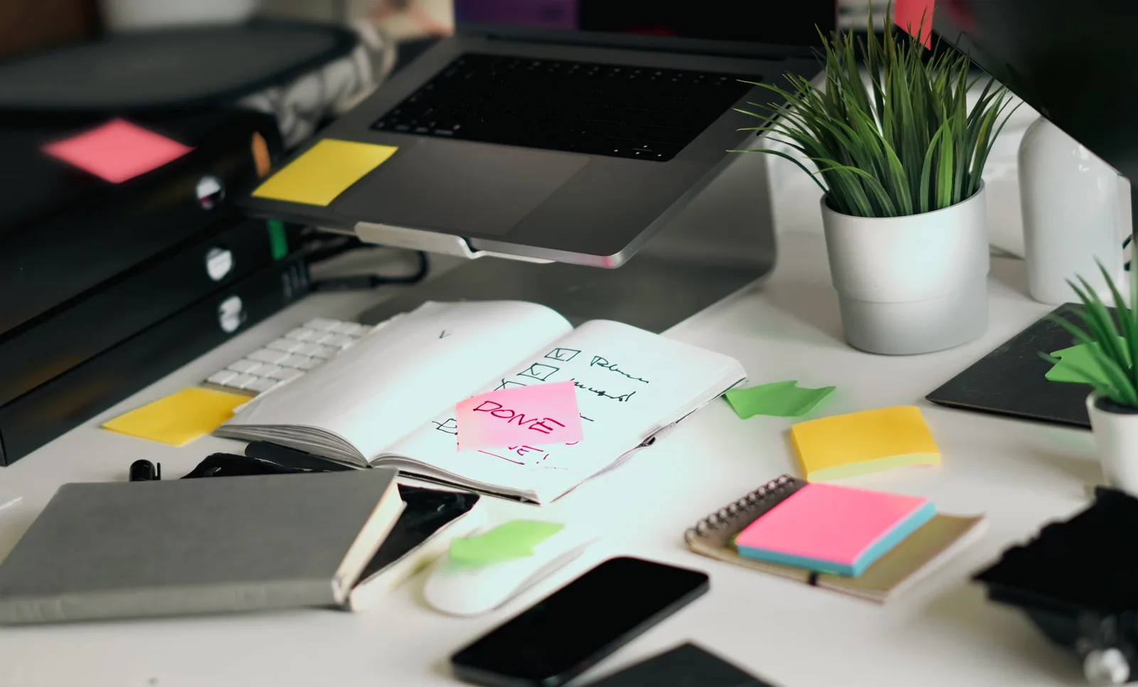 Computadora y notas organizadas en un espacio de trabajo digital