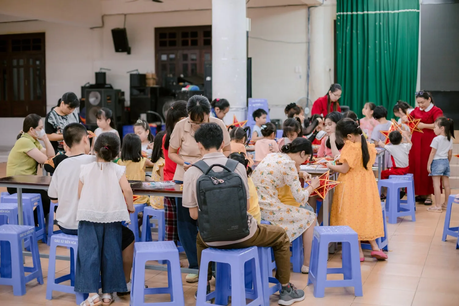 Sesión educativa colaborativa con docentes y participantes