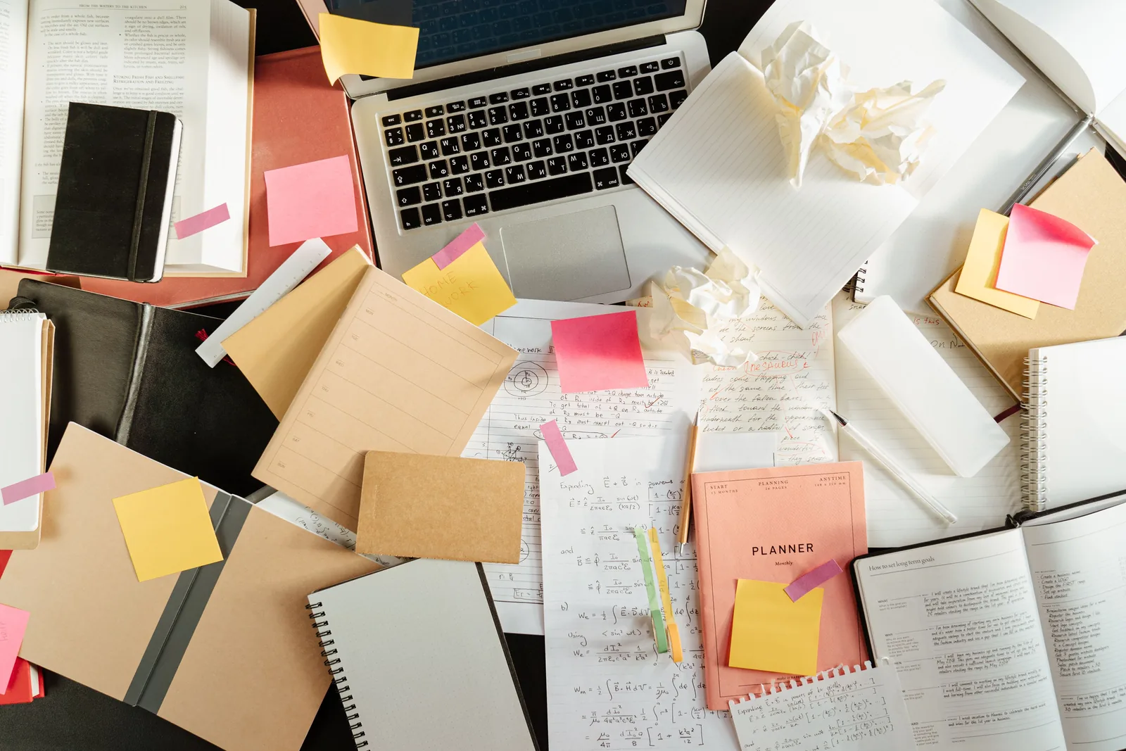 Espacio de trabajo con libros, notas y planeación académica